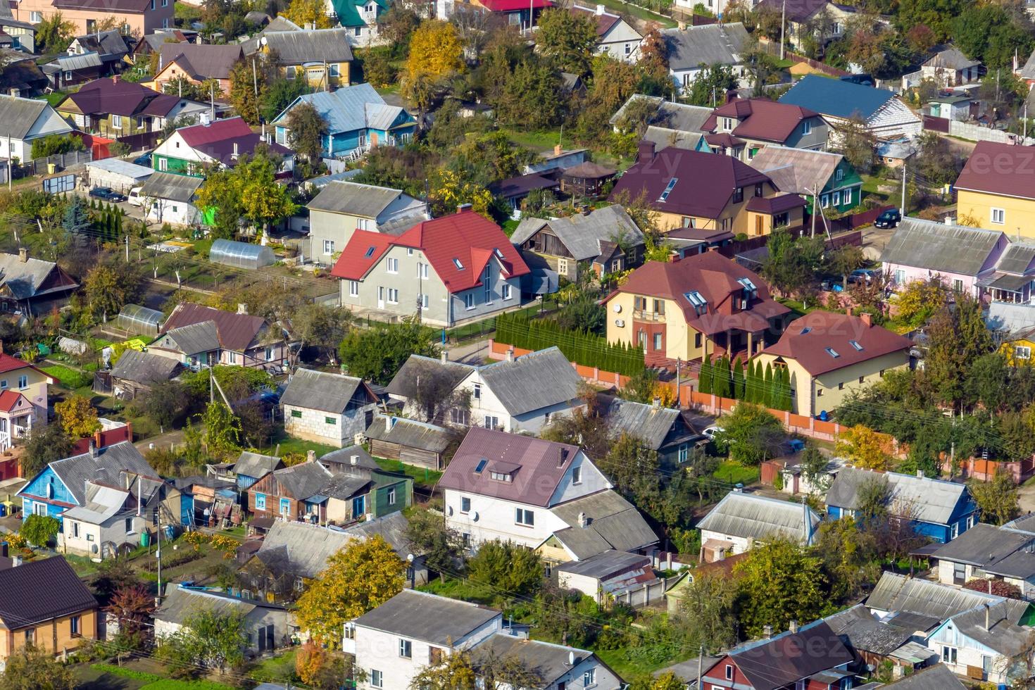 panoramisch antenne visie van privaat ontwikkeling met land huizen of dorp foto