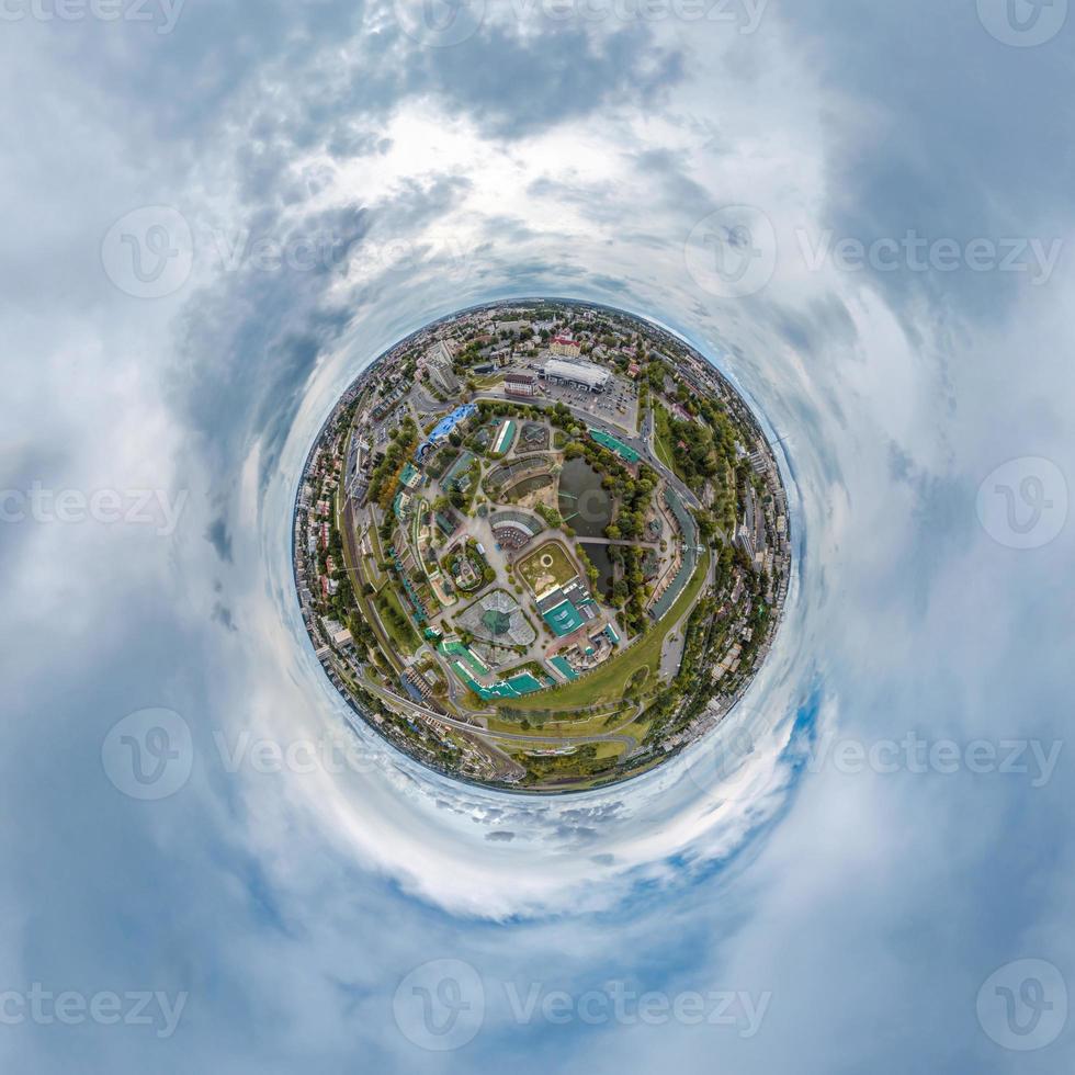 klein planeet in lucht met wolken met uitzicht oud dorp, stedelijk ontwikkeling, historisch gebouwen en kruispunt. transformatie van bolvormig 360 panorama in abstract antenne visie. foto