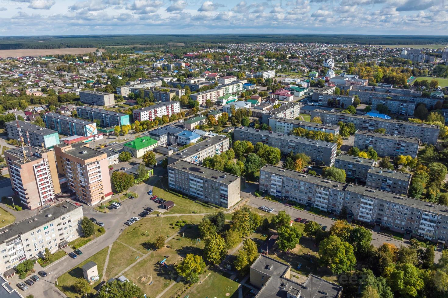 antenne panoramisch visie van hoogte van een meerdere verdiepingen woon- complex en stedelijk ontwikkeling in herfst dag foto