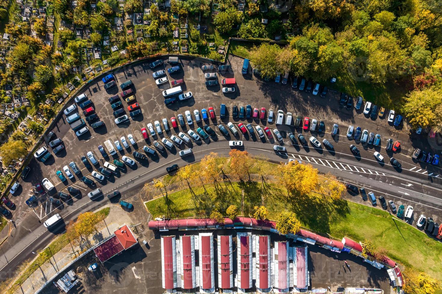 antenne visie Aan groot Open lucht parkeren veel voor auto's voor Bewoners van Oppervlakte foto