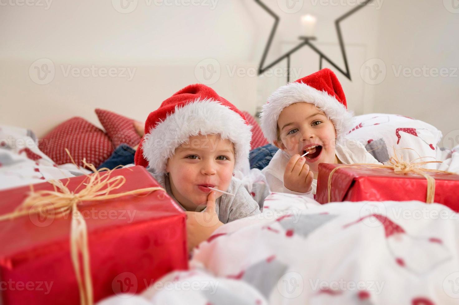 kinderen met kerstcadeaus foto