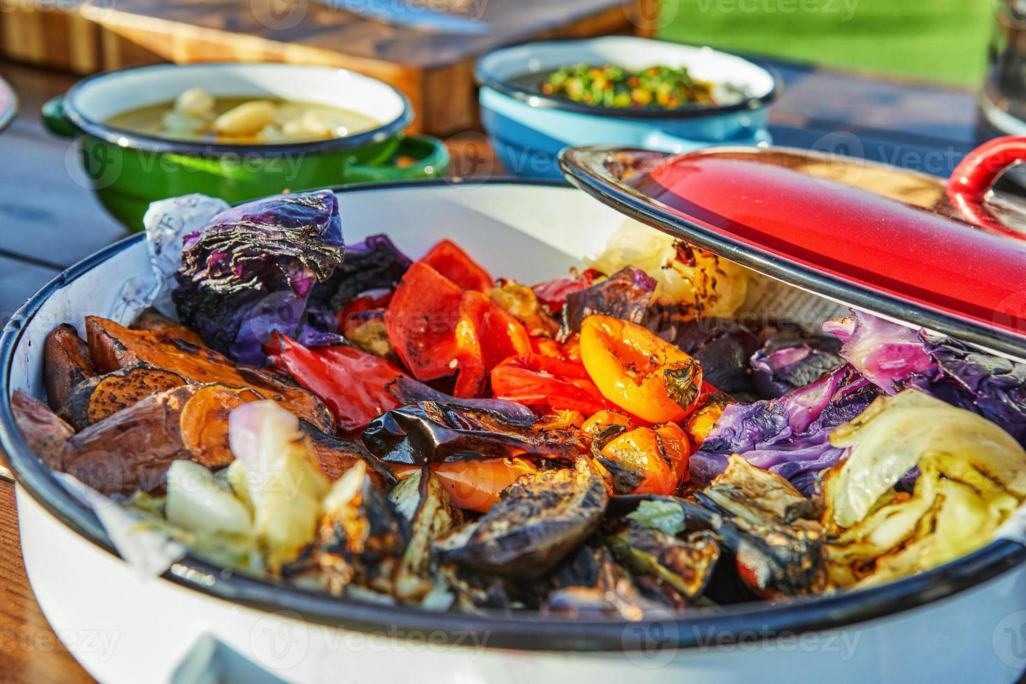 gegrild groenten in kom geserveerd net zo buffet foto