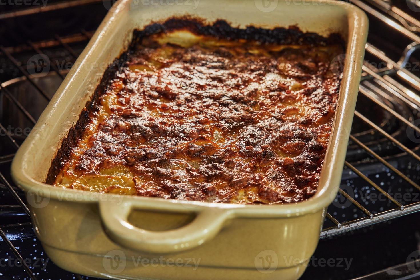 aardappel en zoet aardappel gratin met provence kruiden is gebakken in de oven. Frans fijnproever keuken foto