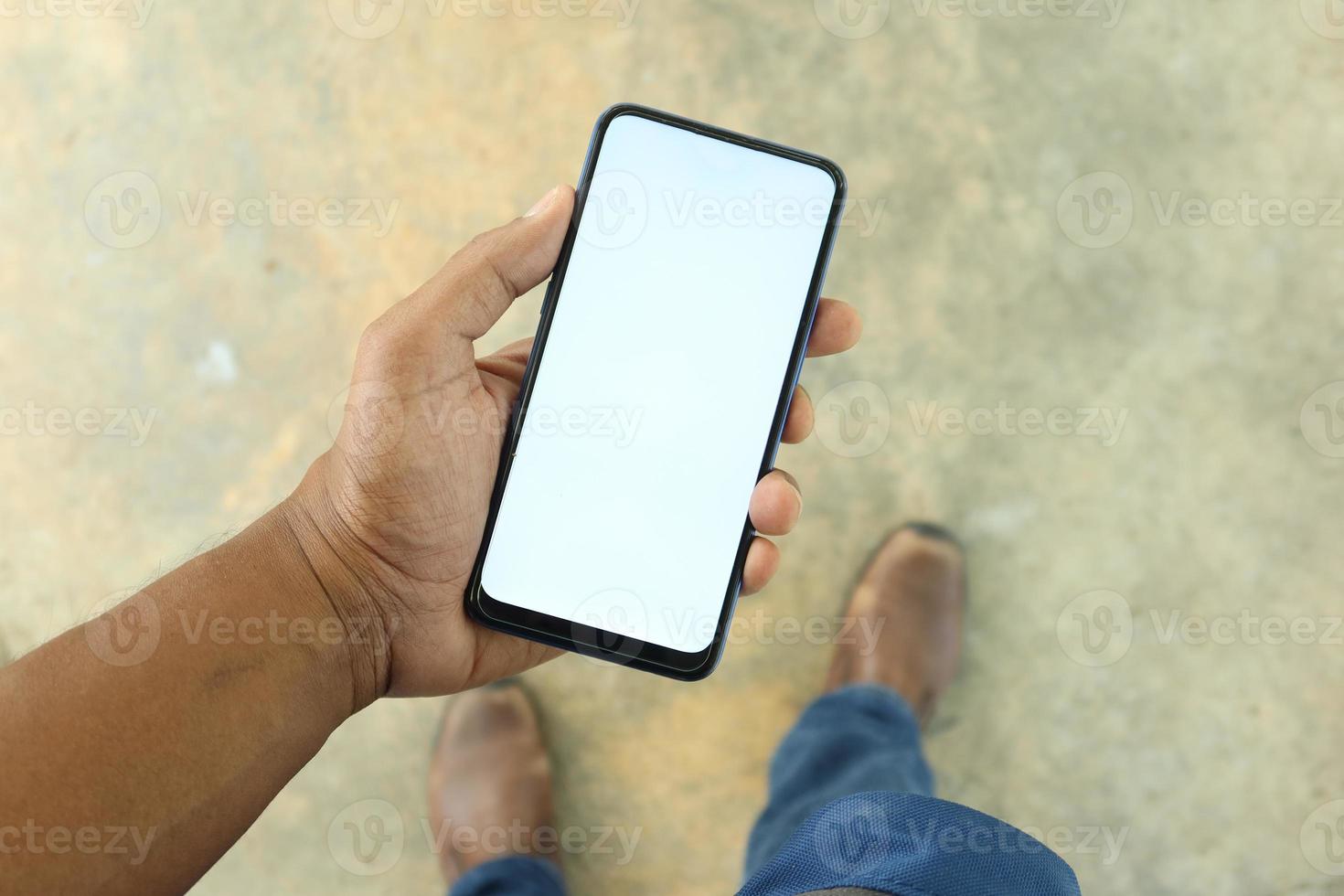 pov van jong Mens hand- gebruik makend van slim telefoon met wit scherm foto