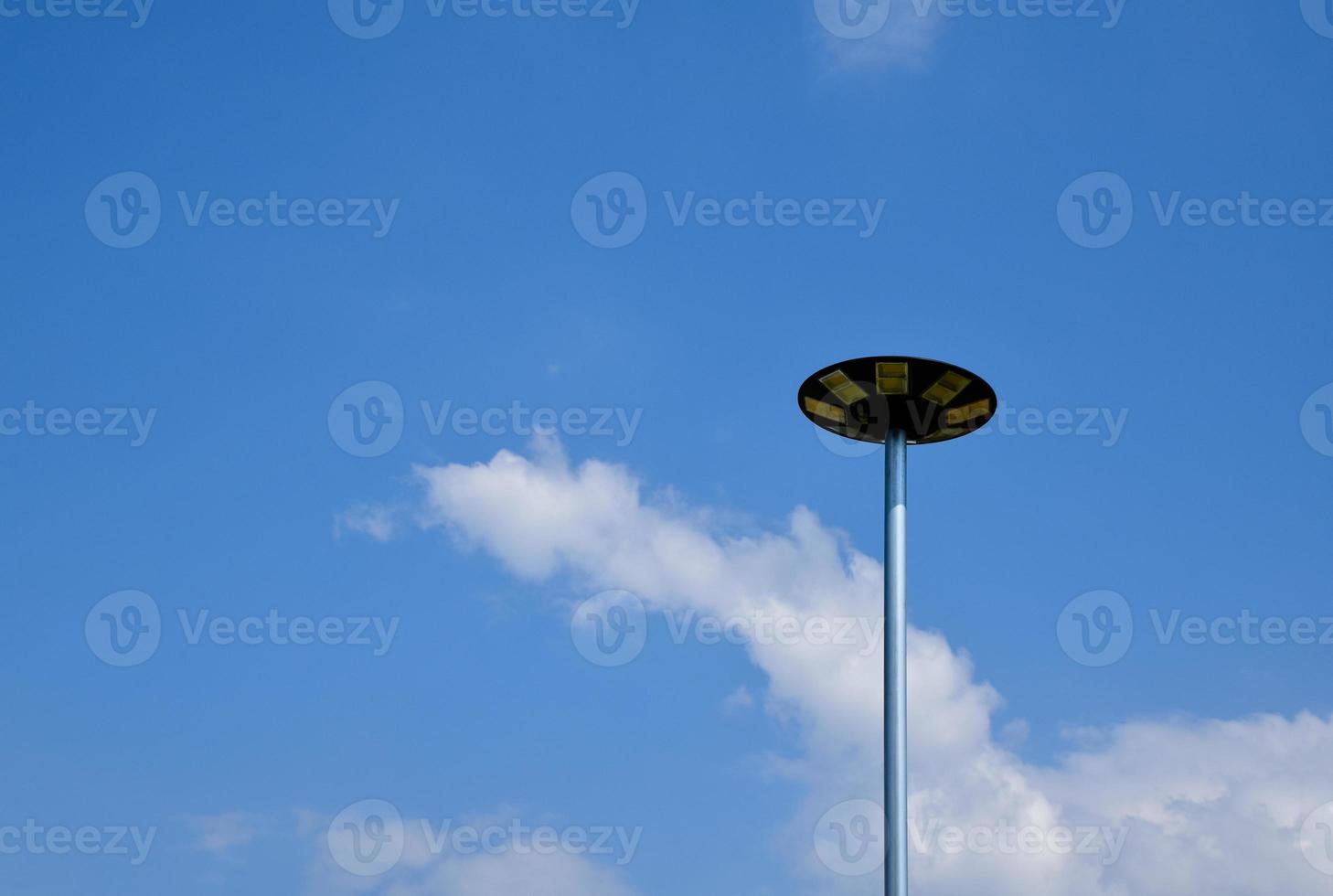 fotovoltaïsch paneel, nieuwe technologie voor het opslaan en gebruiken van de kracht van de natuur met menselijk leven, duurzame energie en milieuvriendelijk concept. foto