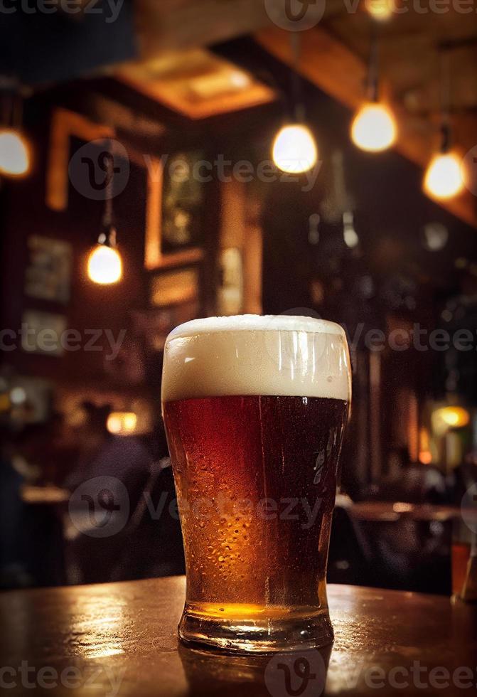 pint van bier met schuim in een kroeg foto