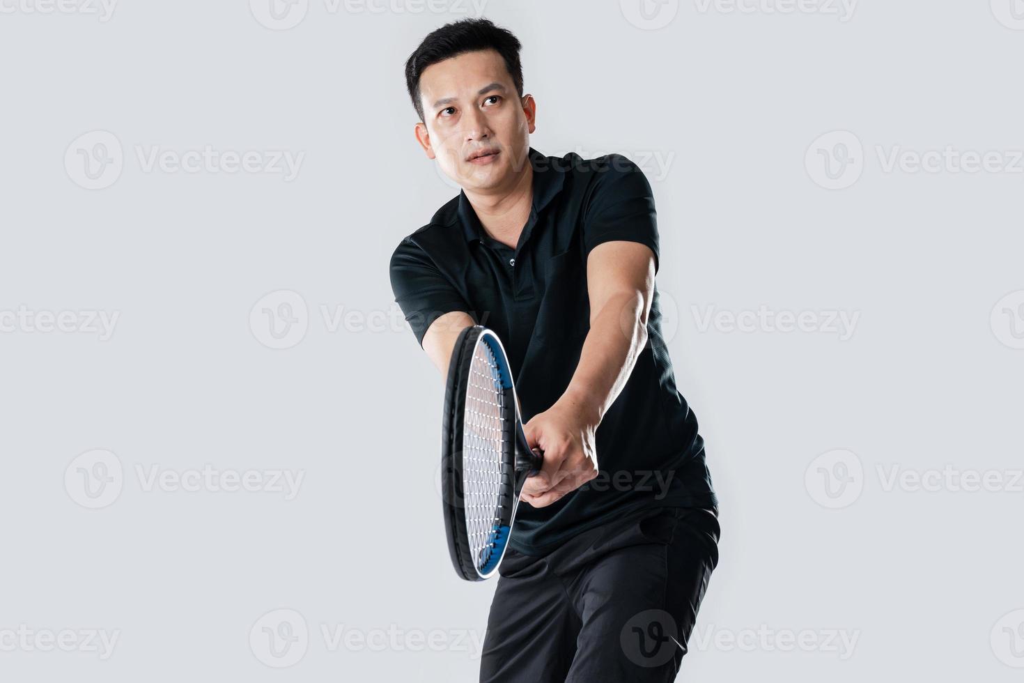 mannetje tennis speler spelen tennis met streven voor zege gebaar. foto