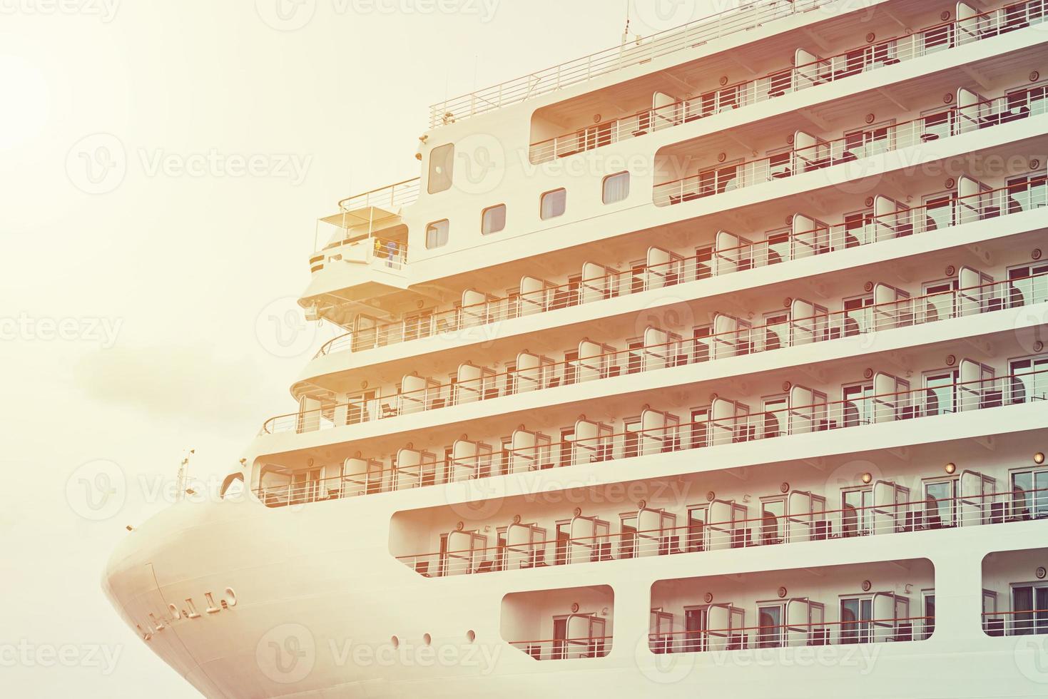 dichtbij omhoog van reis schip voering aangemeerd in de haven foto