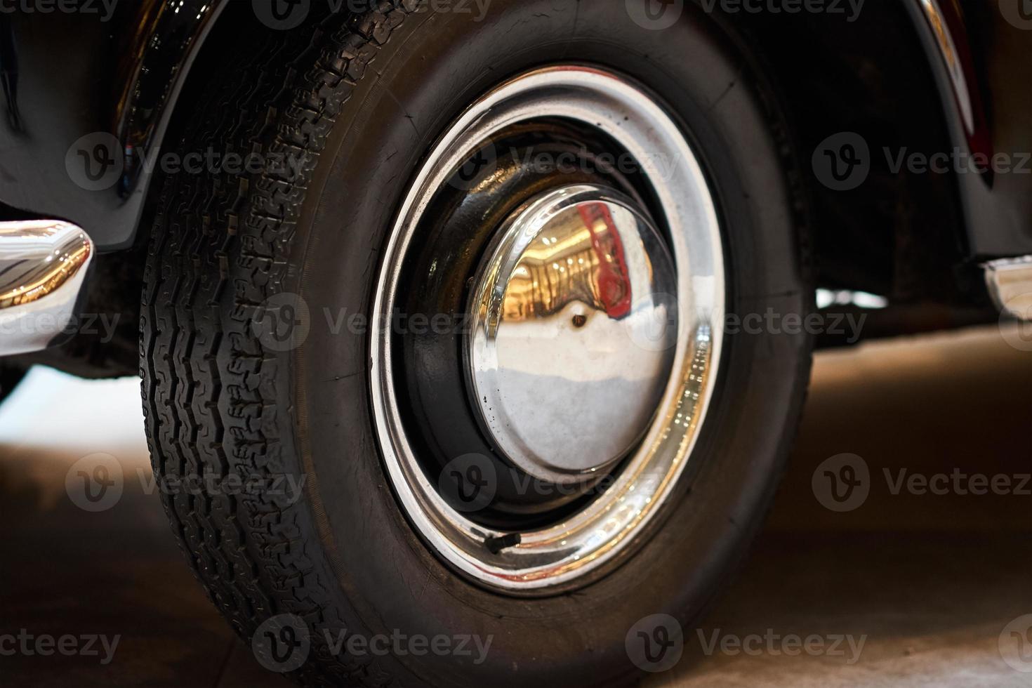 wijnoogst wiel met beschermer van retro auto, detailopname foto