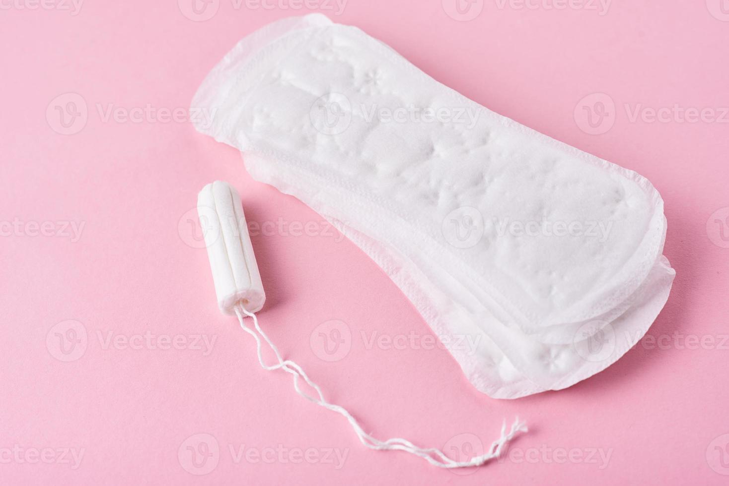 sanitair stootkussen en menstruatie- tampon Aan een roze achtergrond foto