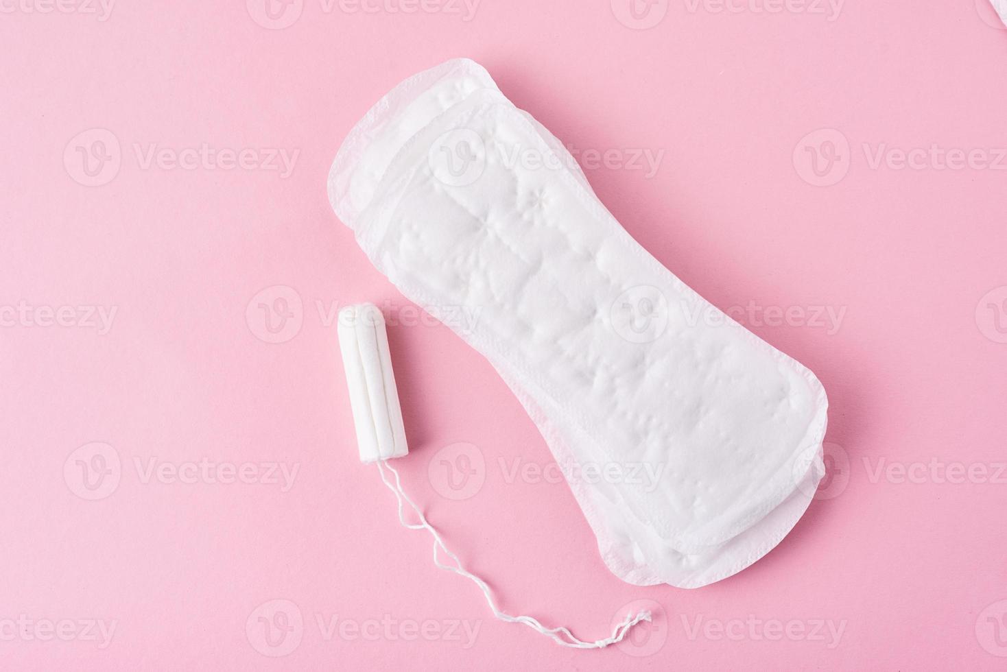 sanitair stootkussen en menstruatie- tampon Aan een roze achtergrond foto