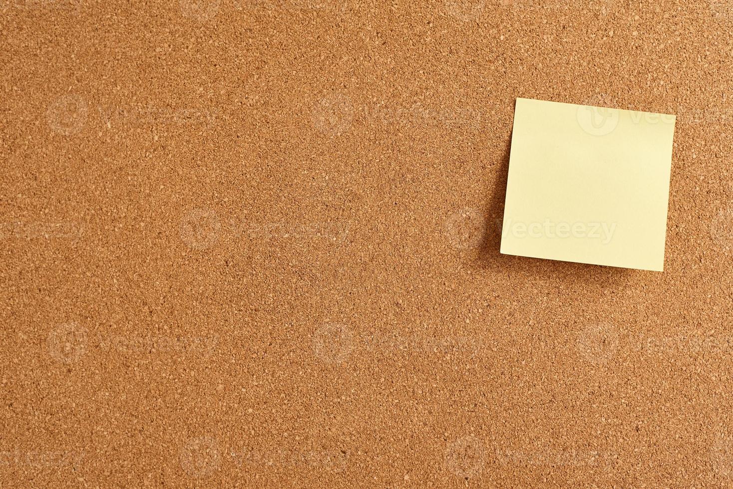 kurk bord met een geel papier blanco Opmerking, dichtbij omhoog foto
