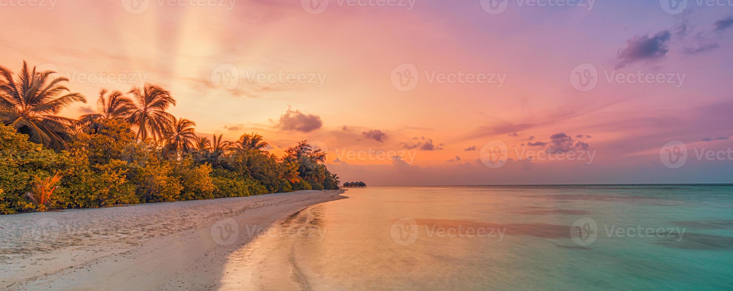 mooi detailopname kalmte zee water golven droom zonsopkomst zonsondergang. tropisch eiland strand landschap, exotisch panoramisch kust kust. zomer vakantie vakantie verbazingwekkend natuur. kom tot rust paradijs verbazingwekkend panorama foto