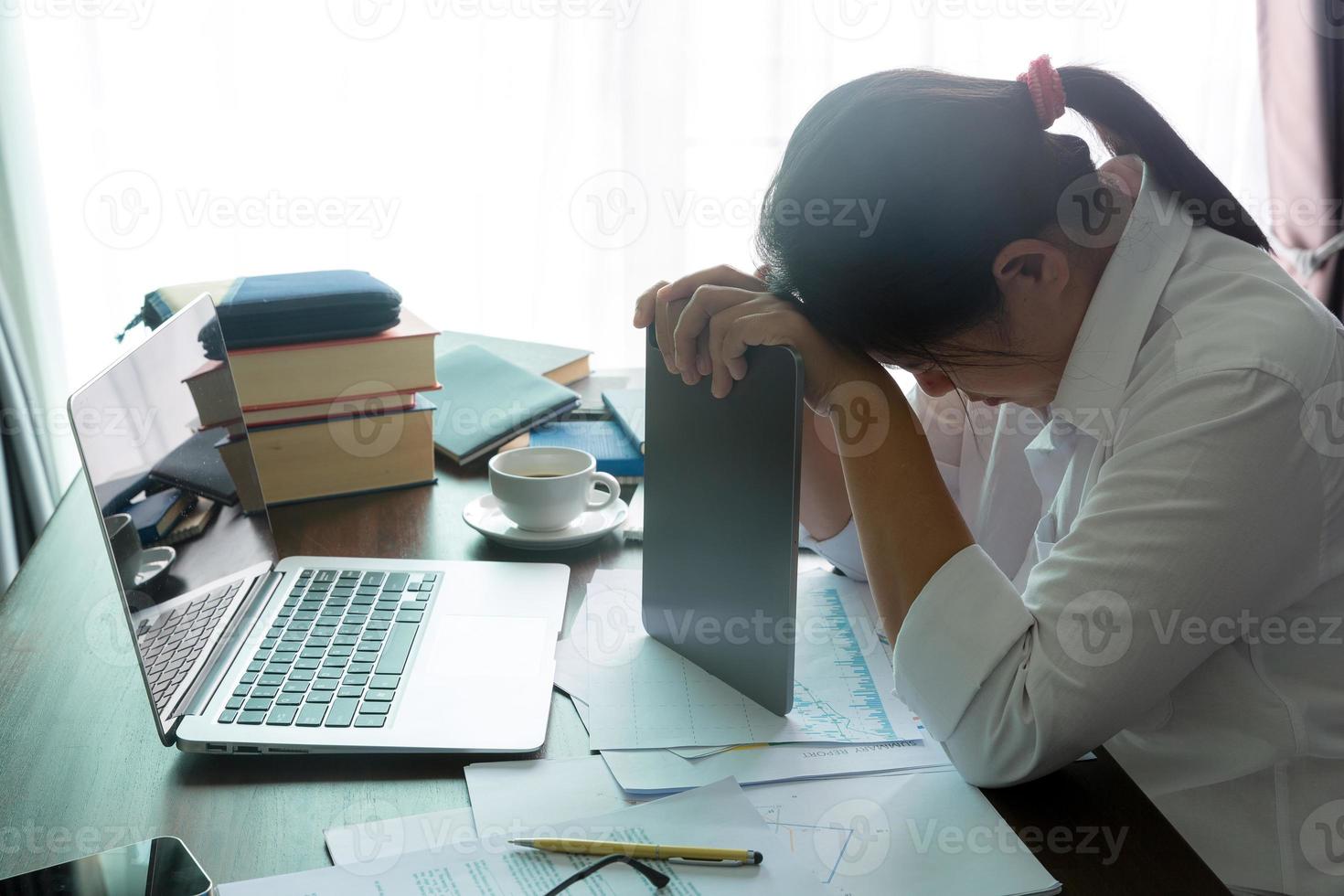 spanning bedrijf vrouw persoon van moeilijk werk, depressie in kantoor. moe en angstig werknemer vrouw met ongelukkig Bij probleem functie. jong zakenvrouw zittend verdrietig voorkant van laptop computer Aan bureau. foto