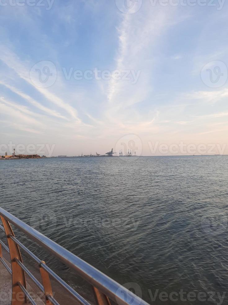 een mooi avond en verbazingwekkend zonsondergang Aan jeddah corniche. foto