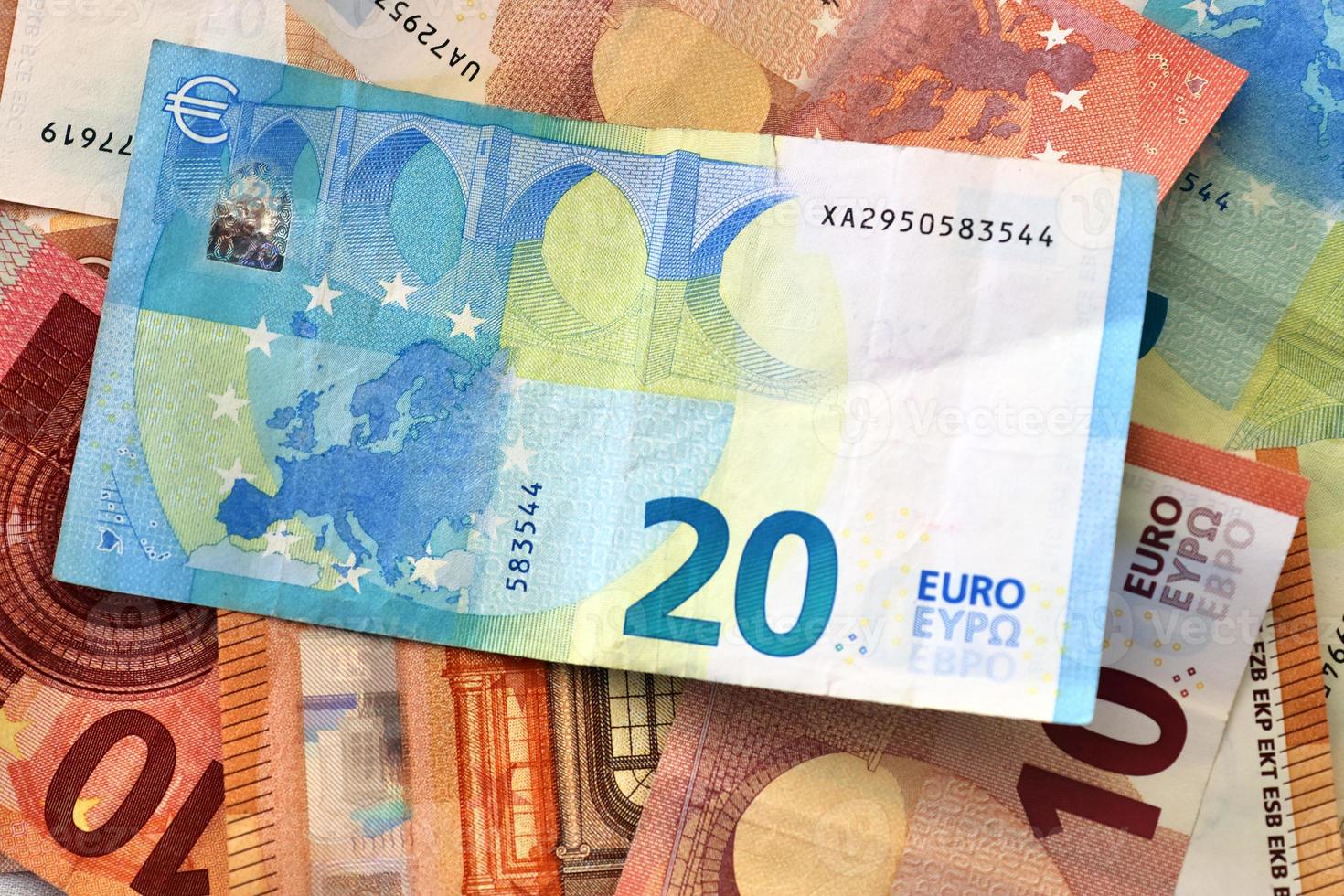 dichtbij omhoog van talrijk euro bankbiljetten aan het liegen Aan top van elk ander. foto