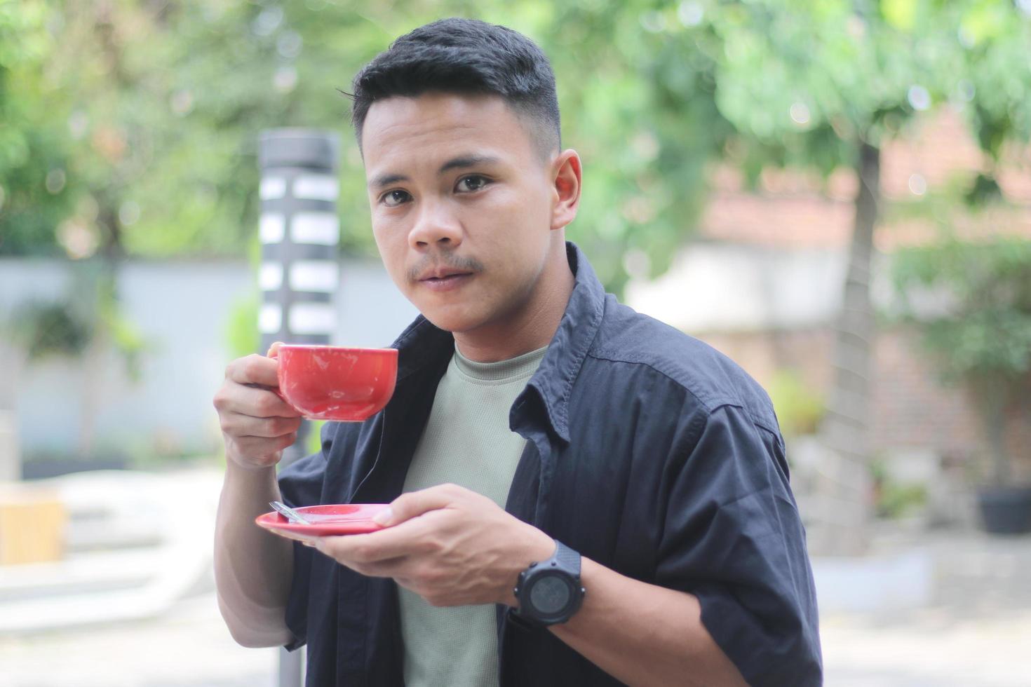 Aziatisch jong Mens drinken koffie in de ochtend- foto