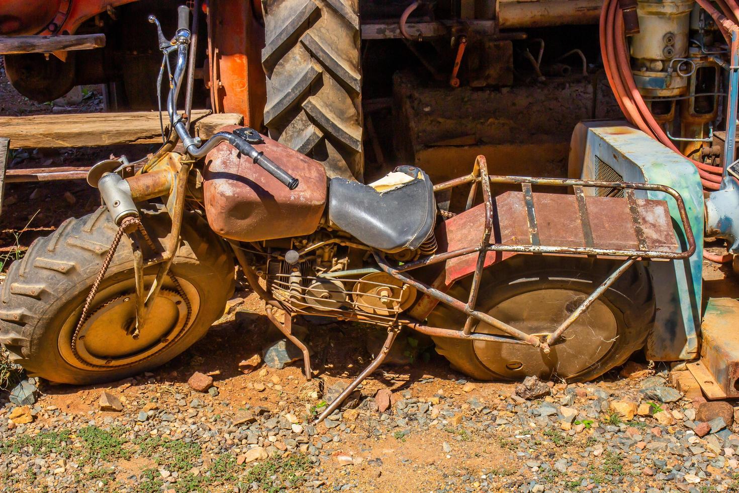 oud roestig motor fiets in autokerkhof foto