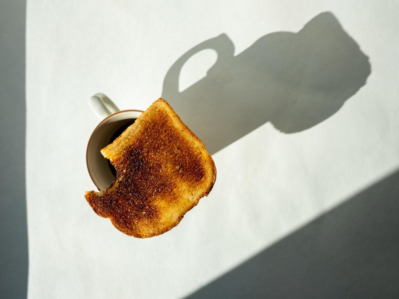 geroosterd brood en koffie foto