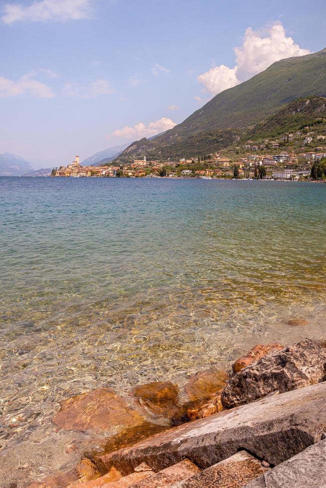 visie van oever van het meer loopbrug naar beroemd mediterraan stad- malcesine, lago di Garda Garda meer, Italië foto