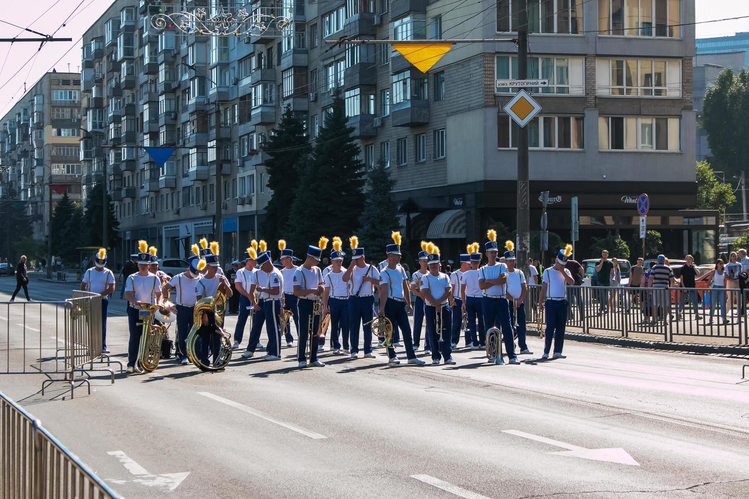 dnipro, Oekraïne - 09.11.2021 burgers vieren stad dag. een orkest van muzikanten met wind instrumenten gekleed net zo huzaren Aan een stad straat. foto