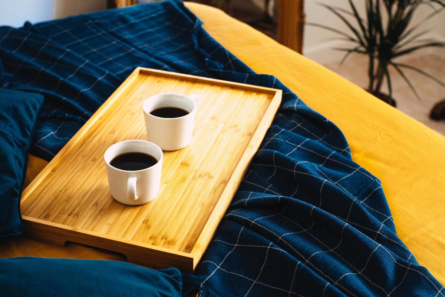 twee kopjes koffie op een dienblad in bed foto