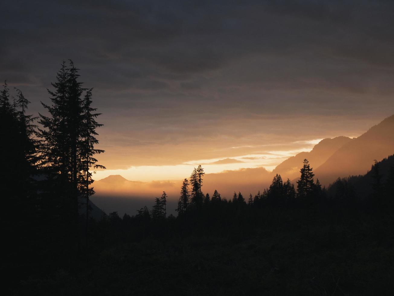 zonsopgang in de bergen foto