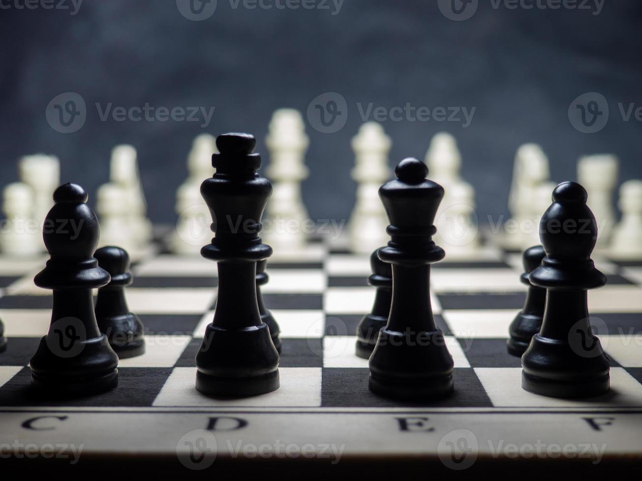 schaken. schaak stukken Aan de bord. bord spellen. plastic figuren. strategisch denken. foto