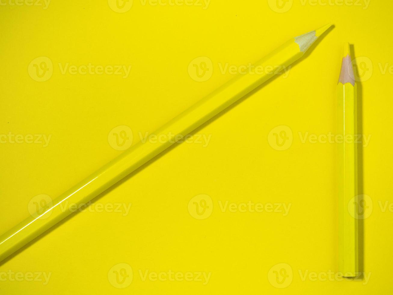 geel houten potlood Aan geel papier. geslepen potloden. tekening hulpmiddel. accessoires voor creativiteit. foto
