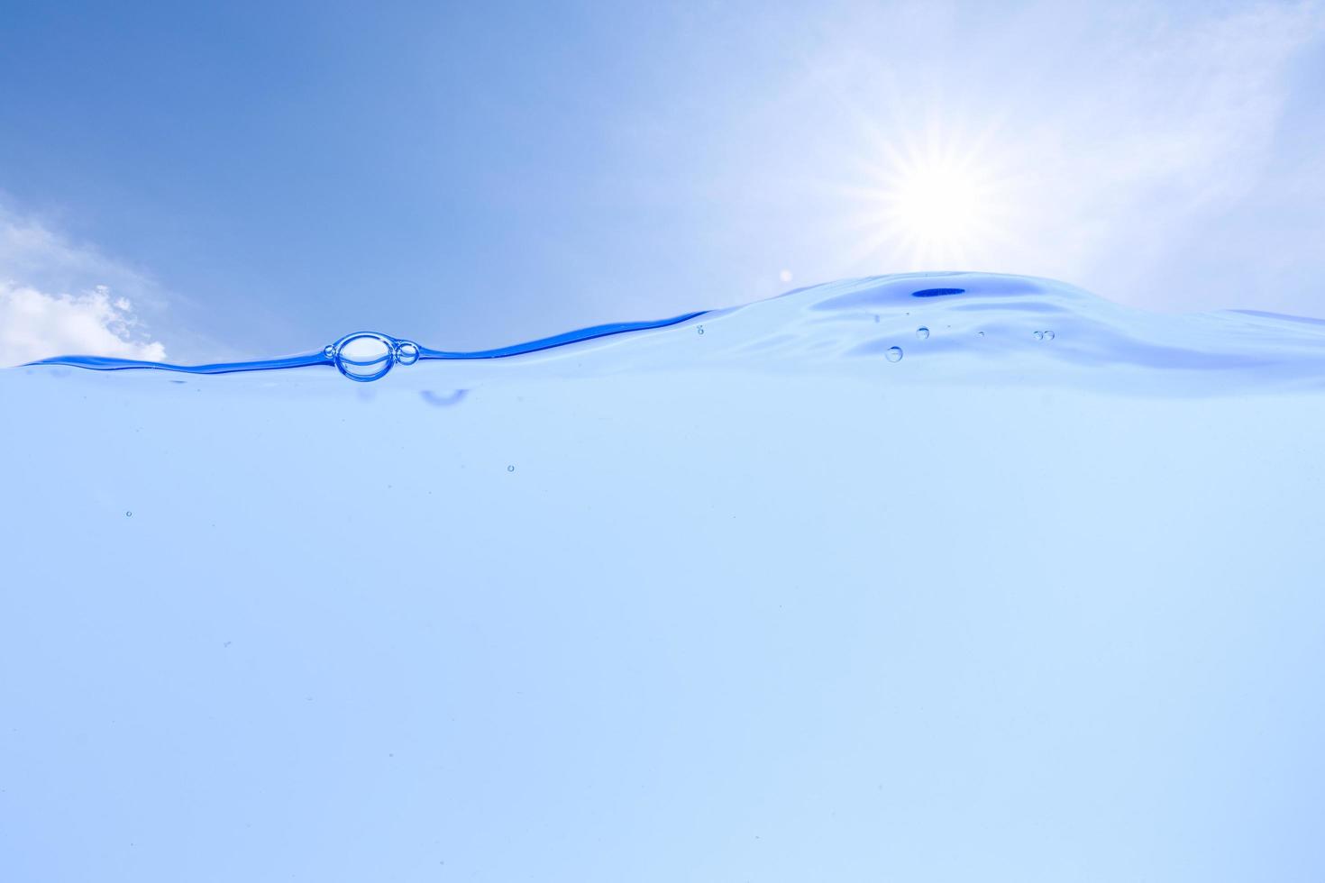 onderwaterfoto, de lucht met de zon op de achtergrond foto