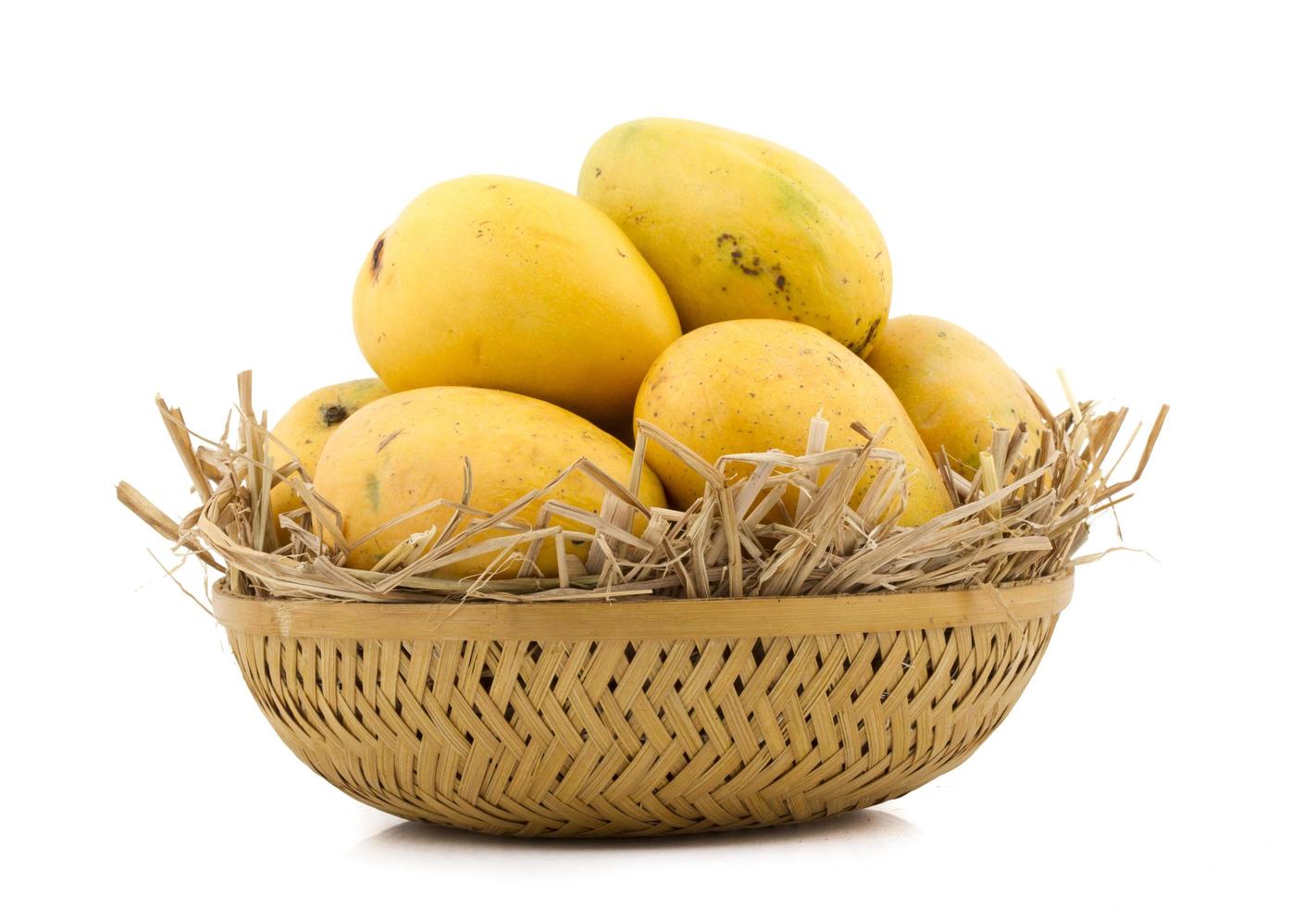 mango's in een mand foto