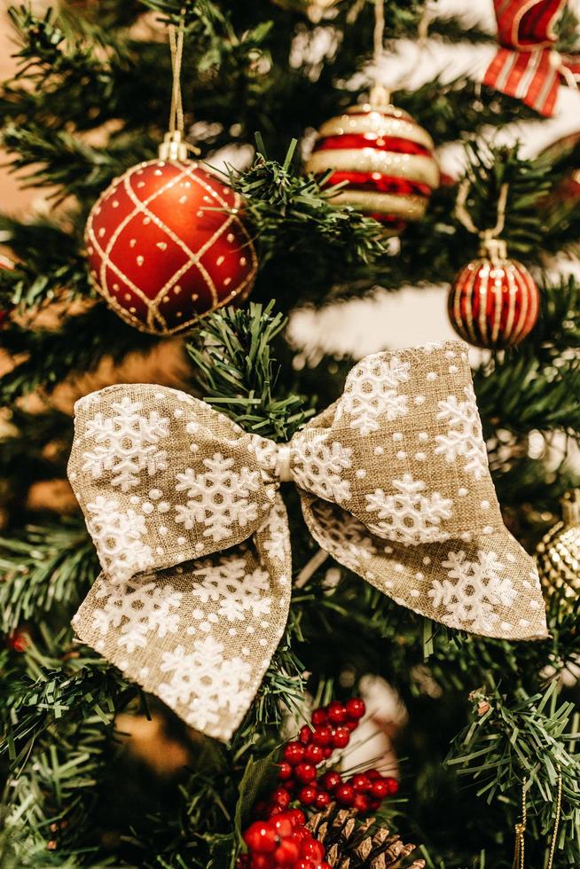 grijs en bruin de boomdecor van het Kerstmislint foto