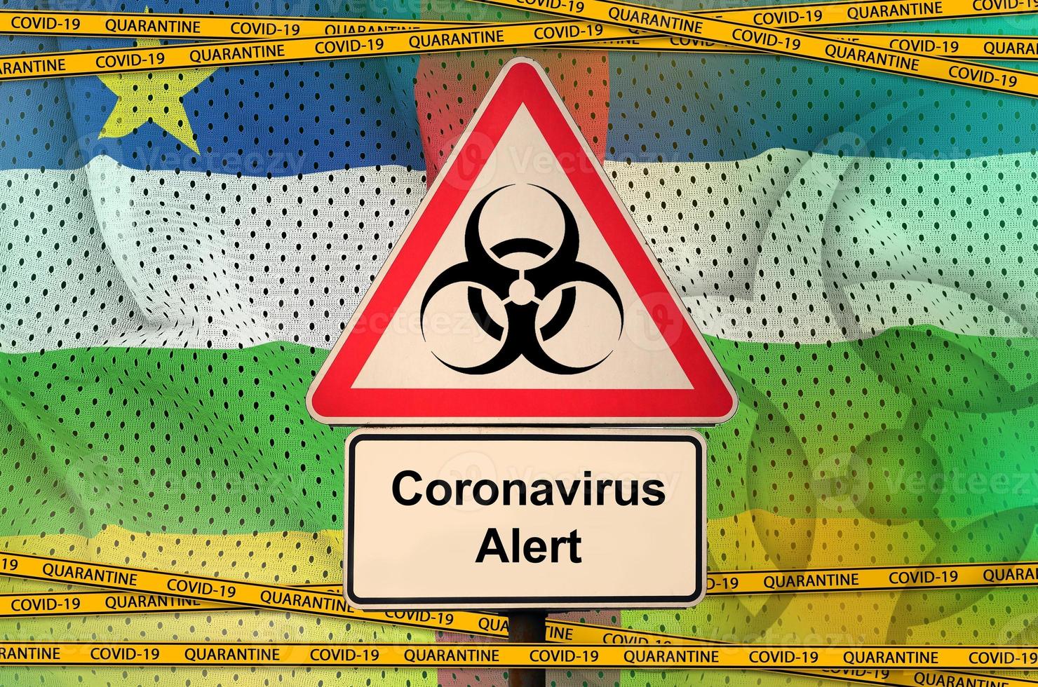 centraal Afrikaanse republiek vlag en covid-19 biohazard symbool met quarantaine oranje plakband. coronavirus of 2019-ncov virus concept foto