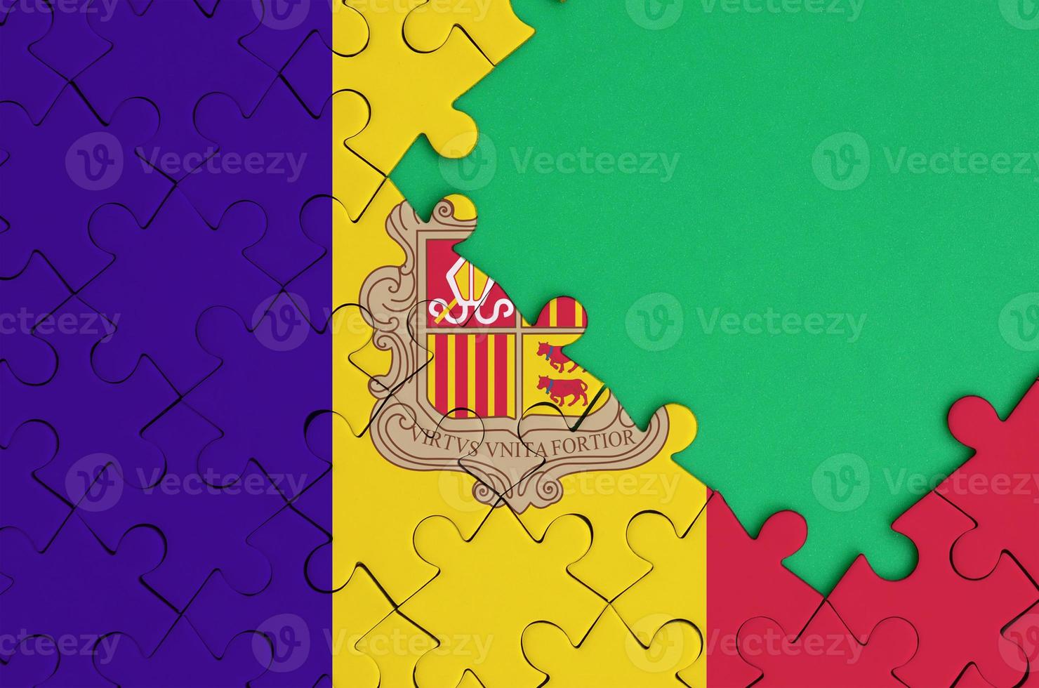 Andorra vlag is afgebeeld Aan een voltooid decoupeerzaag puzzel met vrij groen kopiëren ruimte Aan de Rechtsaf kant foto