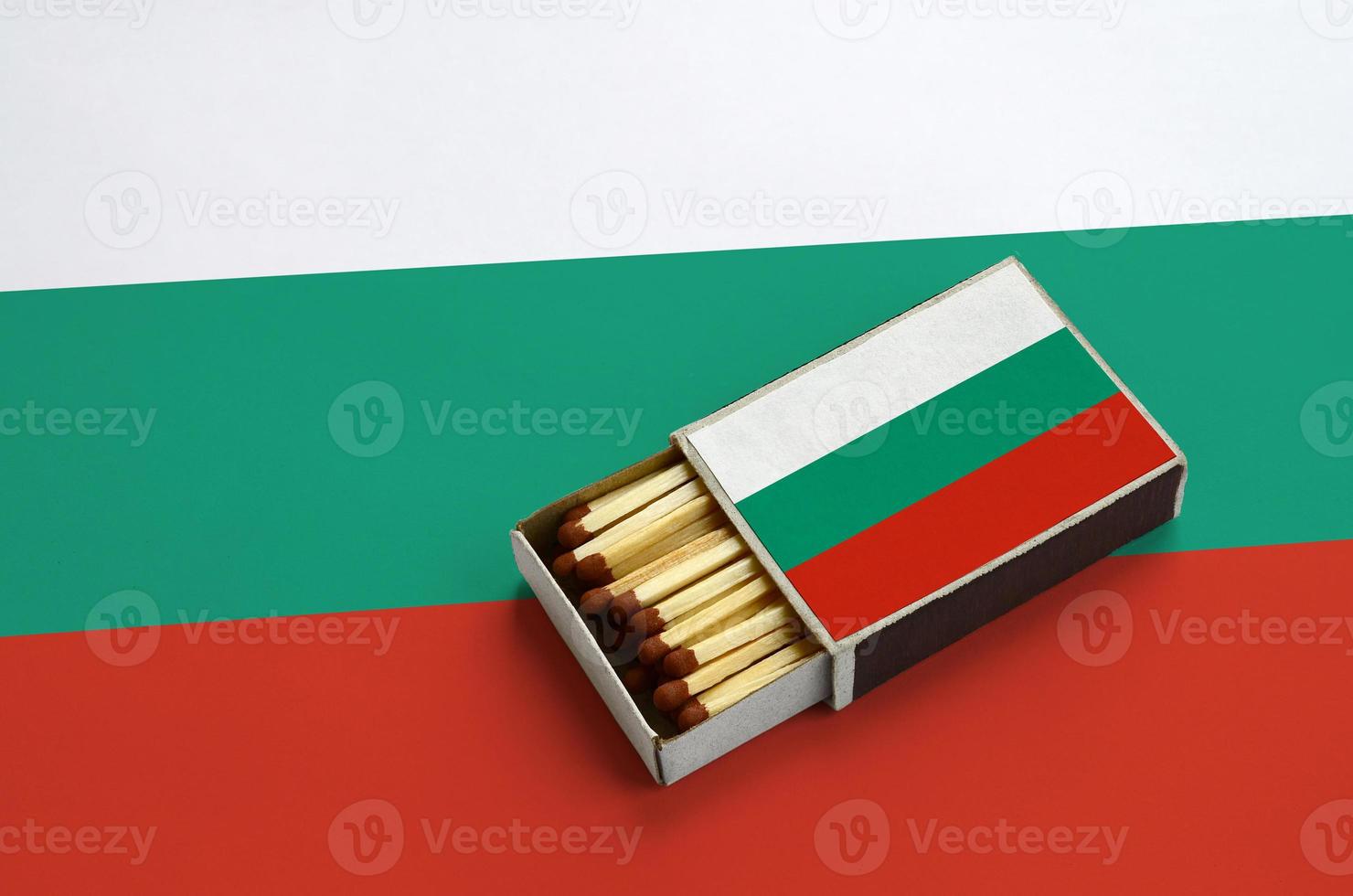 bulgarije vlag is getoond in een Open luciferdoosje, welke is gevulde met wedstrijden en leugens Aan een groot vlag foto