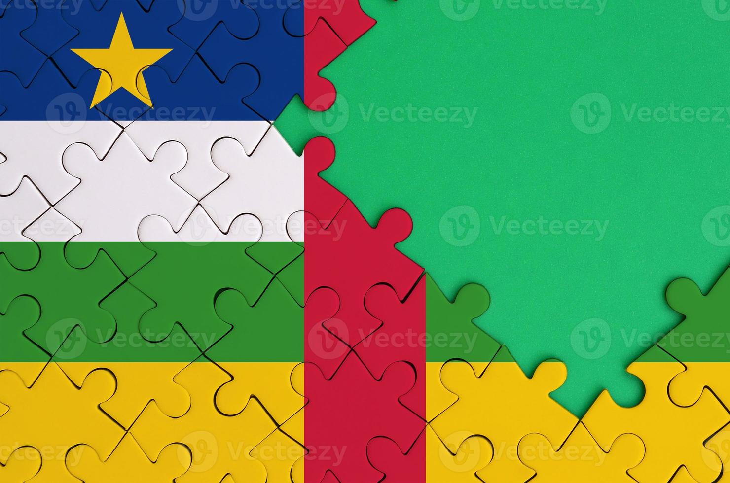 centraal Afrikaanse republiek vlag is afgebeeld Aan een voltooid decoupeerzaag puzzel met vrij groen kopiëren ruimte Aan de Rechtsaf kant foto