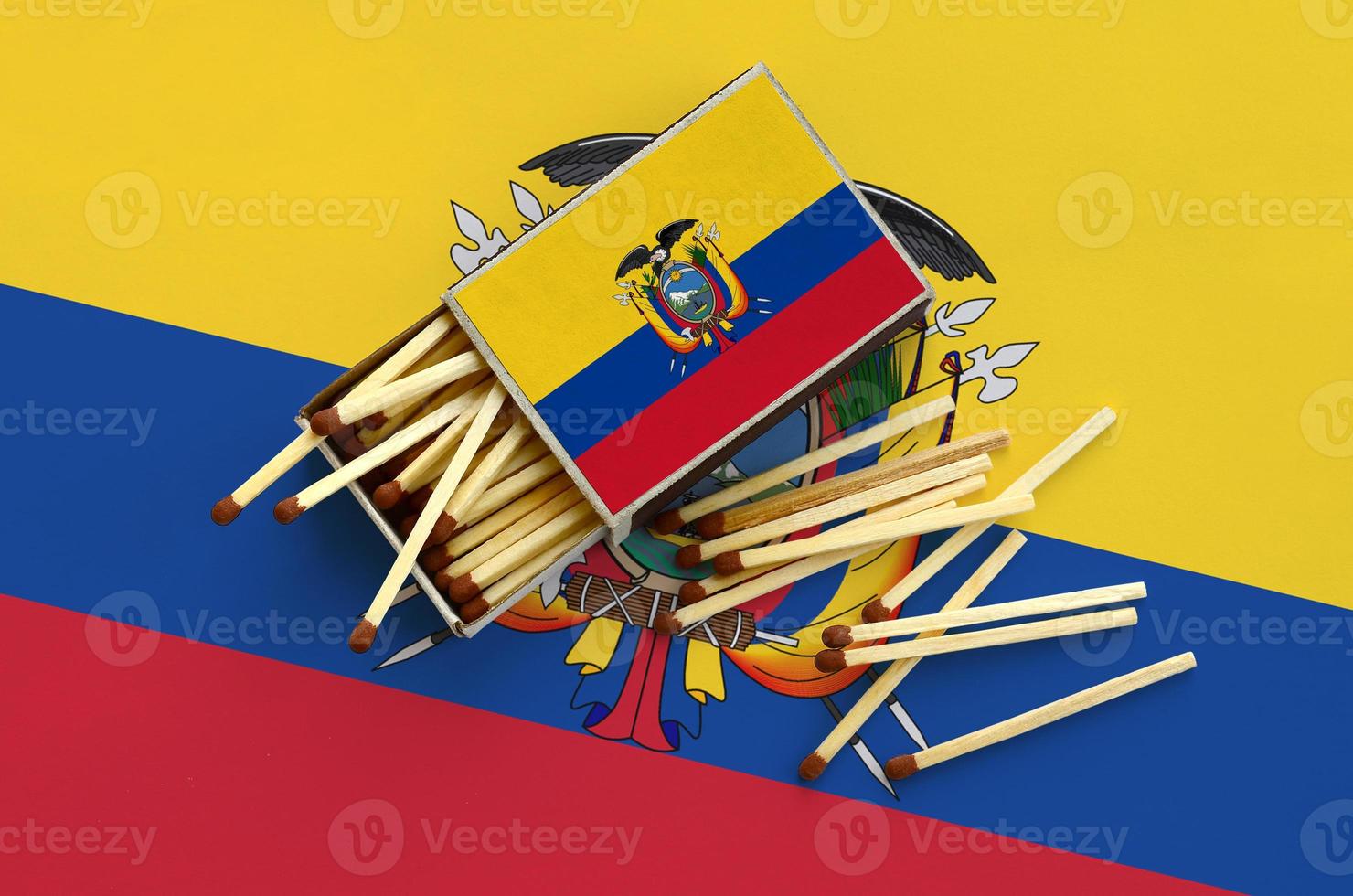 Ecuador vlag is getoond Aan een Open luciferdoosje, van welke meerdere wedstrijden vallen en leugens Aan een groot vlag foto