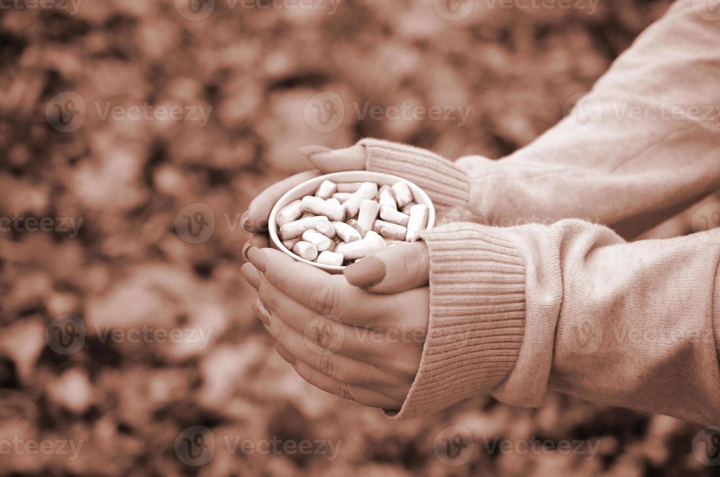 vrouw vervelend wit trui Holding een groot koffie kop foto