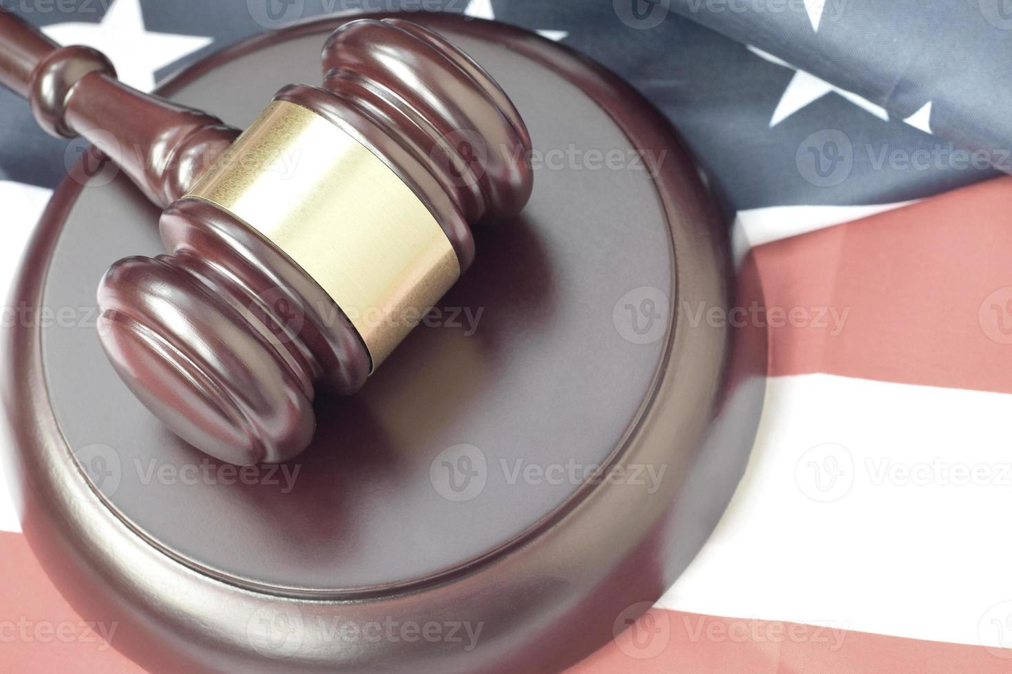 gerechtigheid hamer Aan Verenigde staten vlag in een rechtszaal gedurende een gerechtelijk proces. wet concept en leeg kopieerruimte. rechter hamer foto
