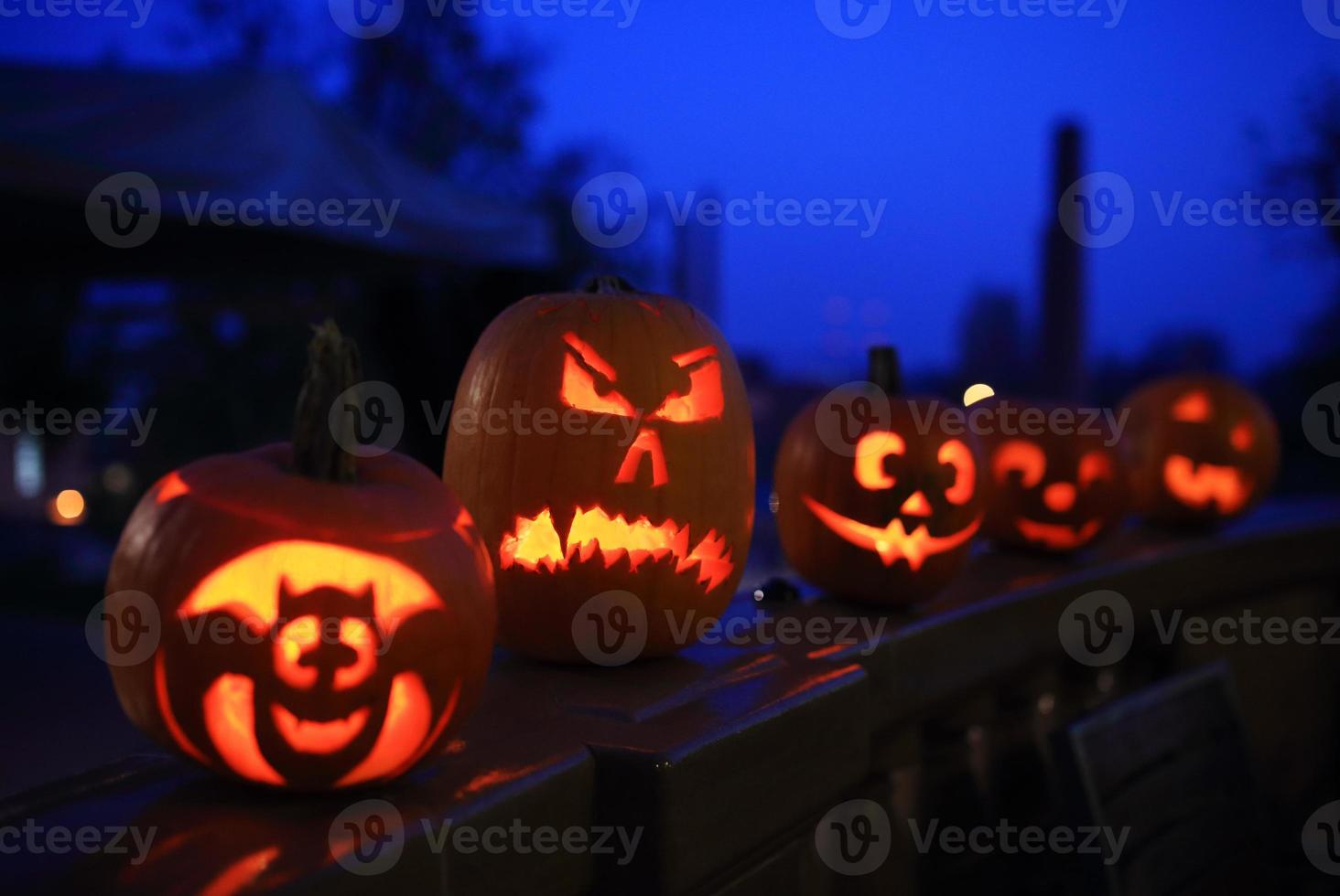 grappige halloween pompoenen 's nachts foto