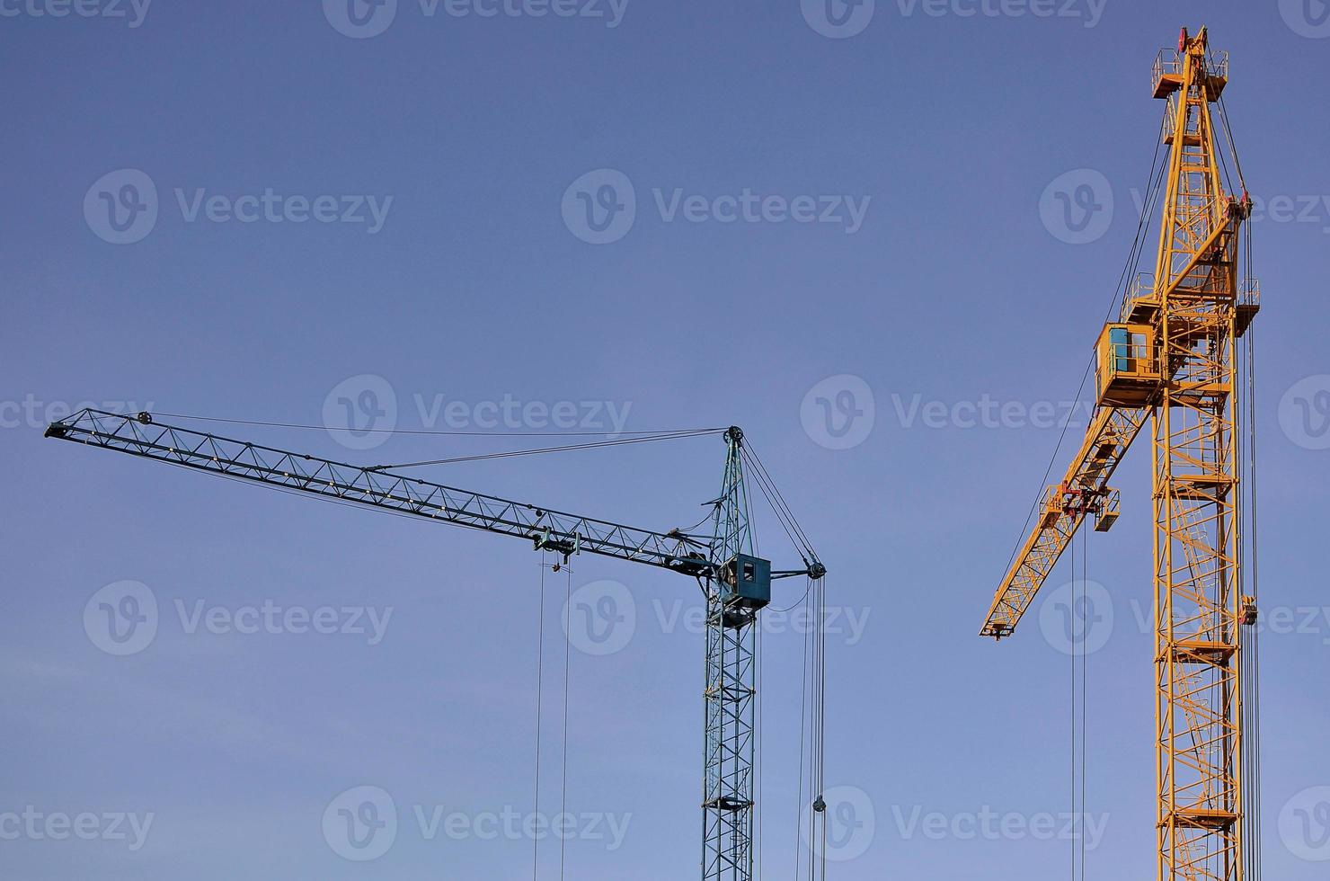 toren kraan tegen een blauw lucht foto