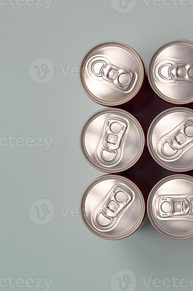 veel nieuw aluminium blikjes van Frisdrank zacht drinken of energie drinken containers. drankjes fabricage concept en massa productie foto