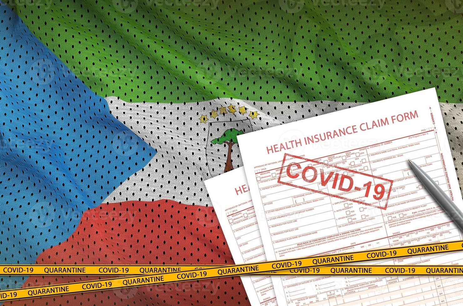 equatoriaal Guinea vlag en Gezondheid verzekering beweren het formulier met covid-19 stempel. coronavirus of 2019-ncov virus concept foto