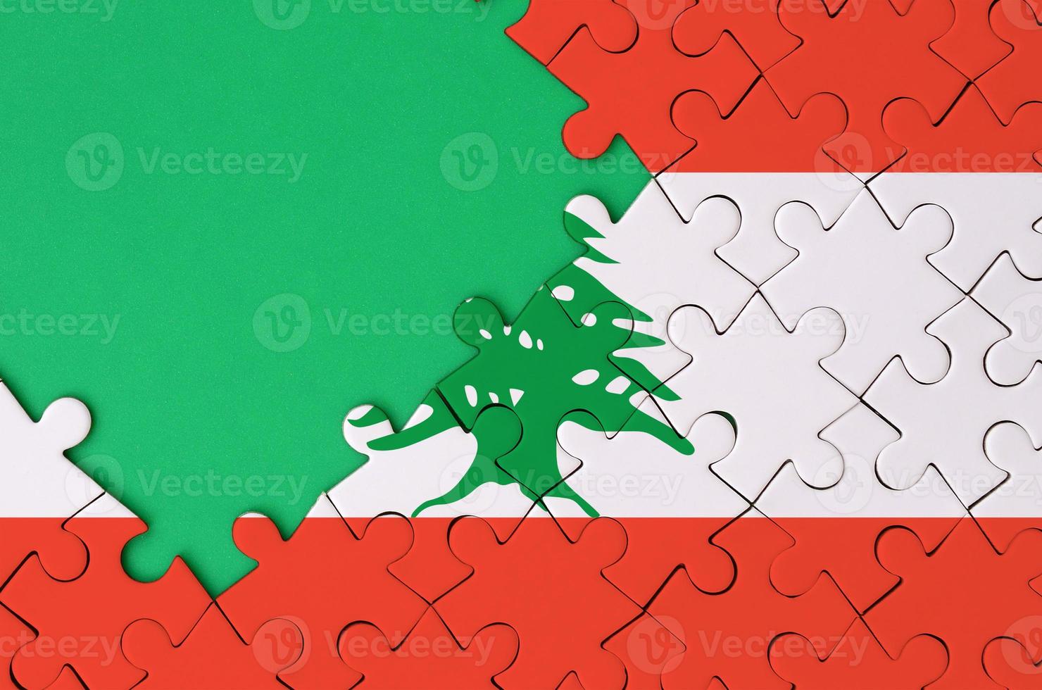 Libanon vlag is afgebeeld Aan een voltooid decoupeerzaag puzzel met vrij groen kopiëren ruimte Aan de links kant foto