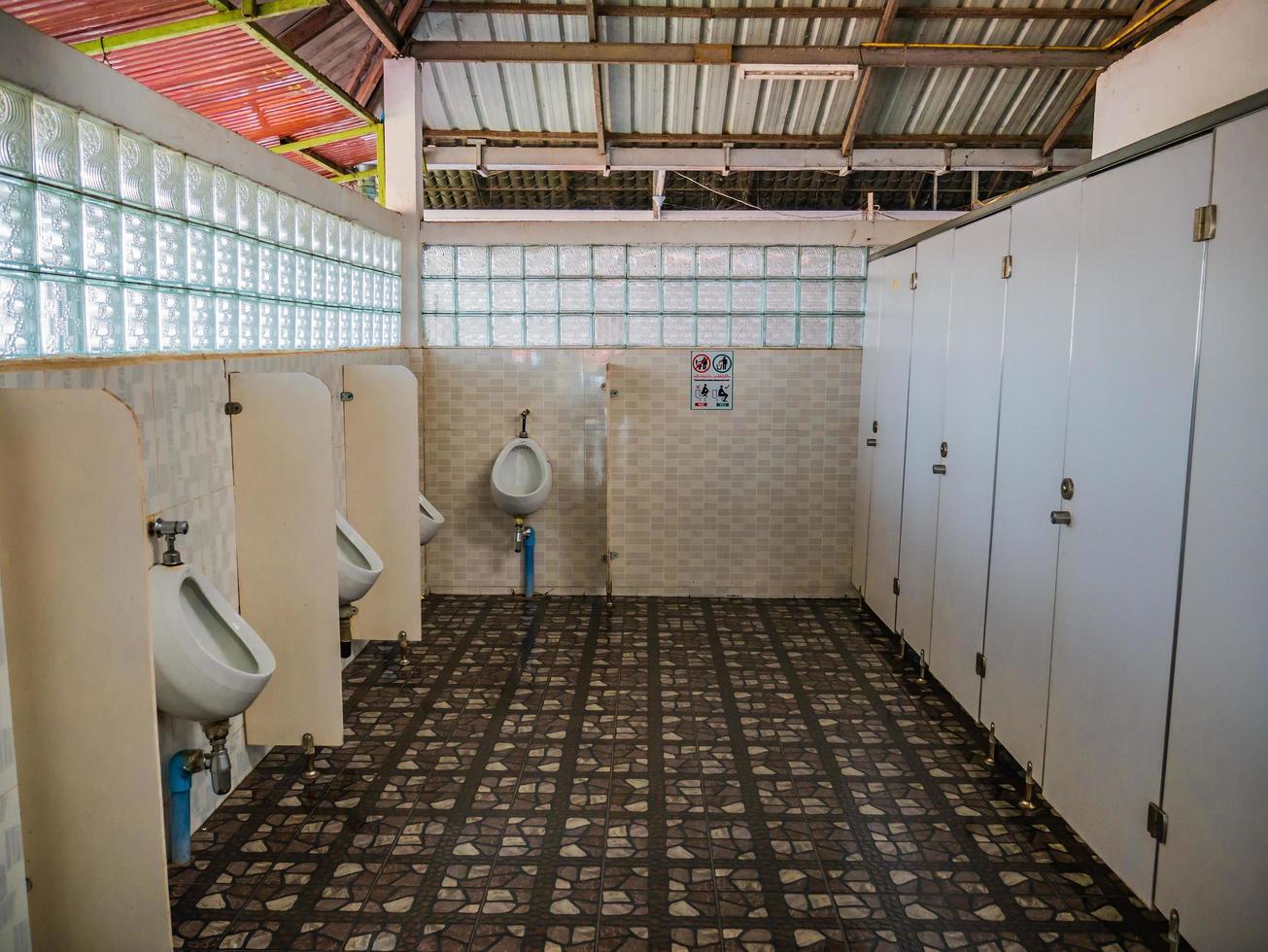 mannetje toilet in de platteland van lao foto