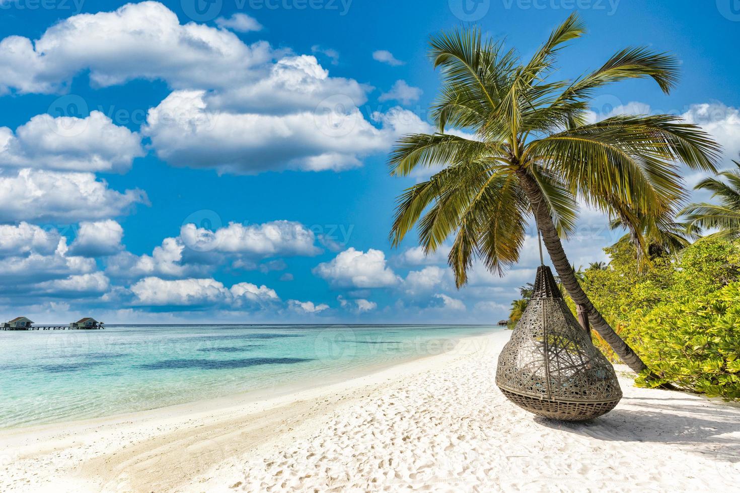 verbazingwekkend strand landschap, super breed panoramisch exotisch reizen achtergrond. luxe reis, idyllisch paar huwelijksreis liefde bestemming. zonnig zee zand lucht, exotisch toevlucht kust. palm lagune, zeegezicht banier foto