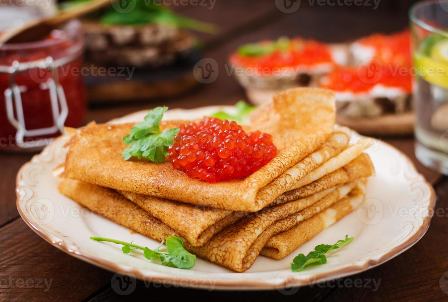 pannekoeken met rood kaviaar Aan bord. Russisch keuken. maslenitsa foto