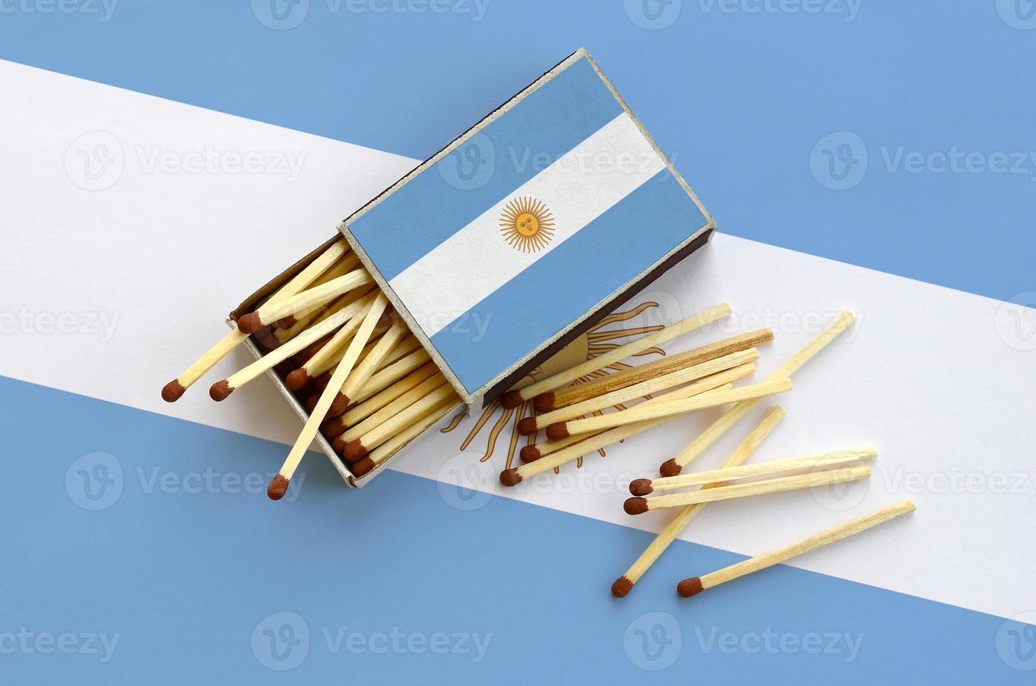 Argentinië vlag is getoond Aan een Open luciferdoosje, van welke meerdere wedstrijden vallen en leugens Aan een groot vlag foto