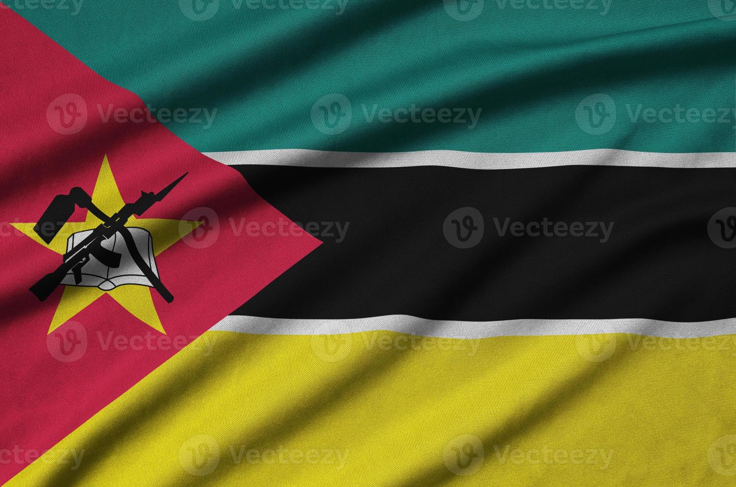 Mozambique vlag is afgebeeld Aan een sport- kleding kleding stof met veel vouwen. sport team banier foto