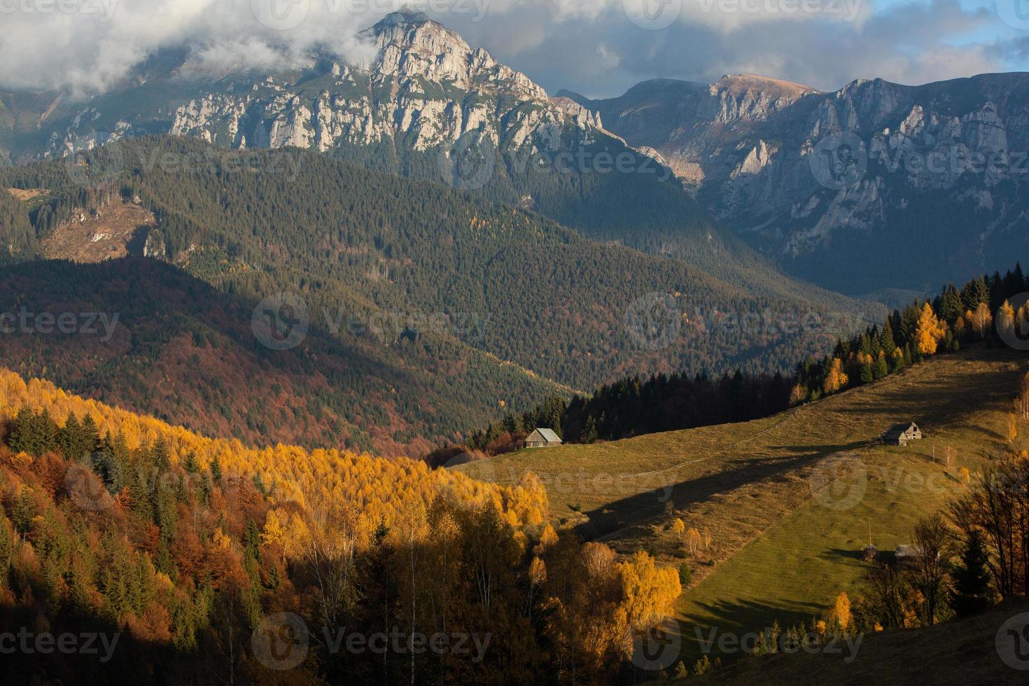 een charmant berg landschap in de bucegi bergen, Karpaten, Roemenië. herfst natuur in moeciu de zo, Transsylvanië foto